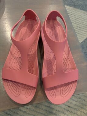 CROCS Women’s Pink T-Strap Jelly Sandals